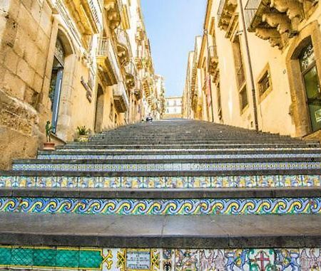 A Due Passi Dalla Scalinata Rooms Caltagirone Eksteriør bilde